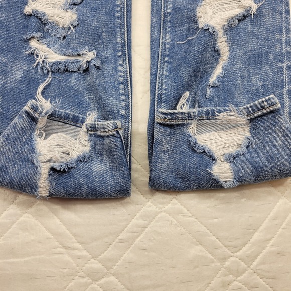 American Eagle Stretch VERY‎ distressed blue jeans size 8 reg - Picture 2 of 7